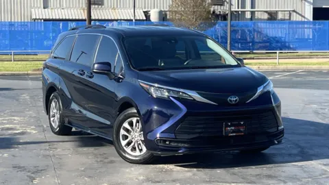 Blue 2022 Toyota Sienna LE for sale in Alvin, TX