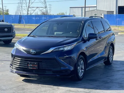 More photos of 2022 Toyota Sienna LE at Auto Boutique Texas, TX