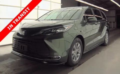 Green 2022 Toyota Sienna XLE for sale in Alvin, TX