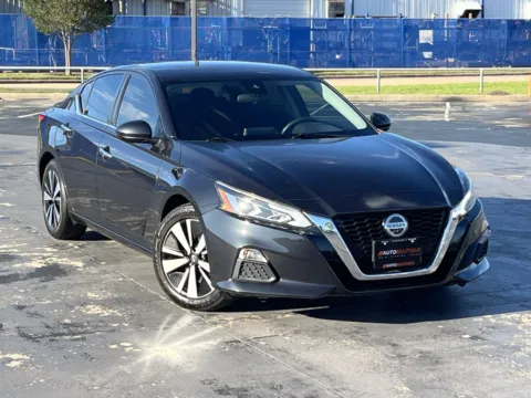 Photos of 2021 Nissan Altima 2.5 SV for sale in Alvin, TX at Auto Boutique Texas