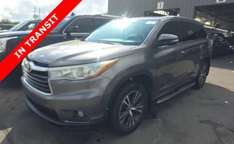 Gray 2016 Toyota Highlander XLE for sale in Alvin, TX