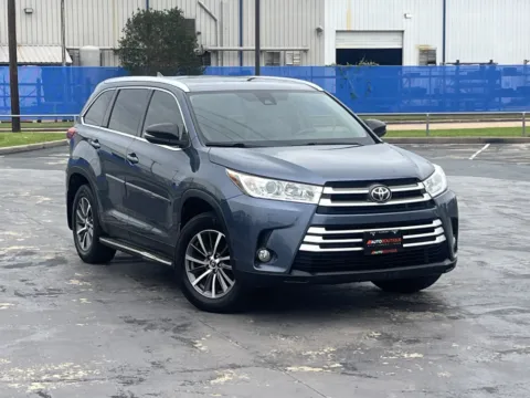 Photos of 2019 Toyota Highlander XLE for sale in Alvin, TX at Auto Boutique Texas
