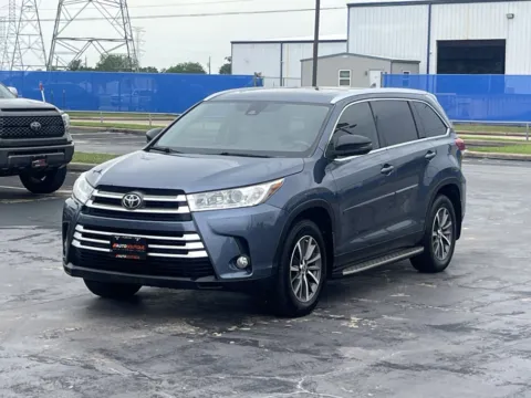 Another view of 2019 Toyota Highlander XLE for sale in Alvin, TX at Auto Boutique Texas