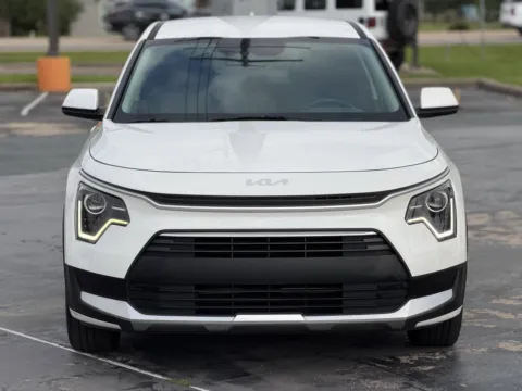 More photos of 2023 Kia Niro LX at Auto Boutique Texas, TX