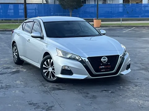 Photos of 2020 Nissan Altima 2.5 S for sale in Alvin, TX at Auto Boutique Texas