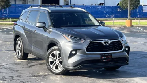 Gray 2024 Toyota Highlander XLE for sale in Alvin, TX