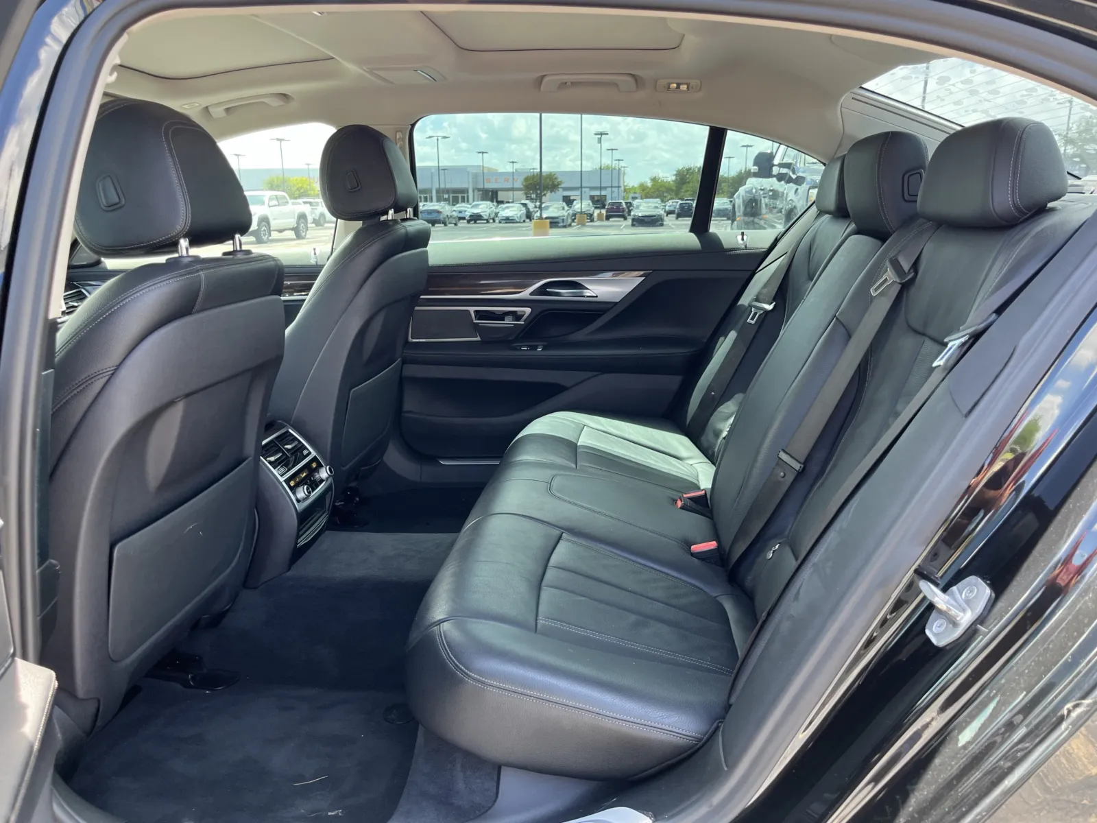 BMW 7 Series photo 32