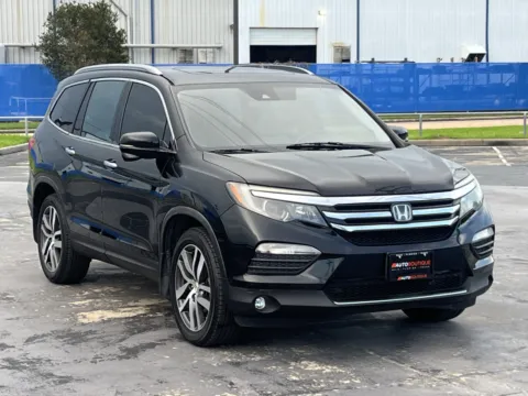 Photos of 2017 Honda Pilot Touring for sale in Alvin, TX at Auto Boutique Texas