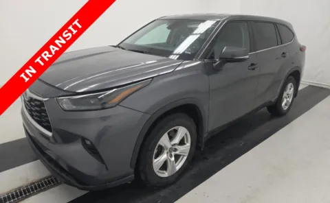 Gray 2023 Toyota Highlander LE for sale in Alvin, TX