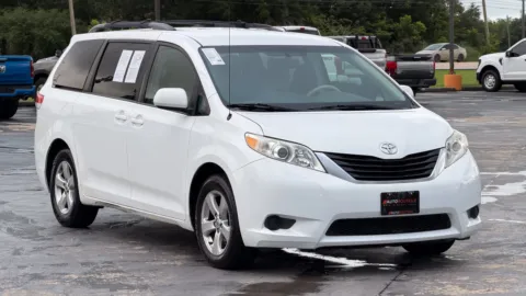 White 2014 Toyota Sienna LE for sale in Alvin, TX