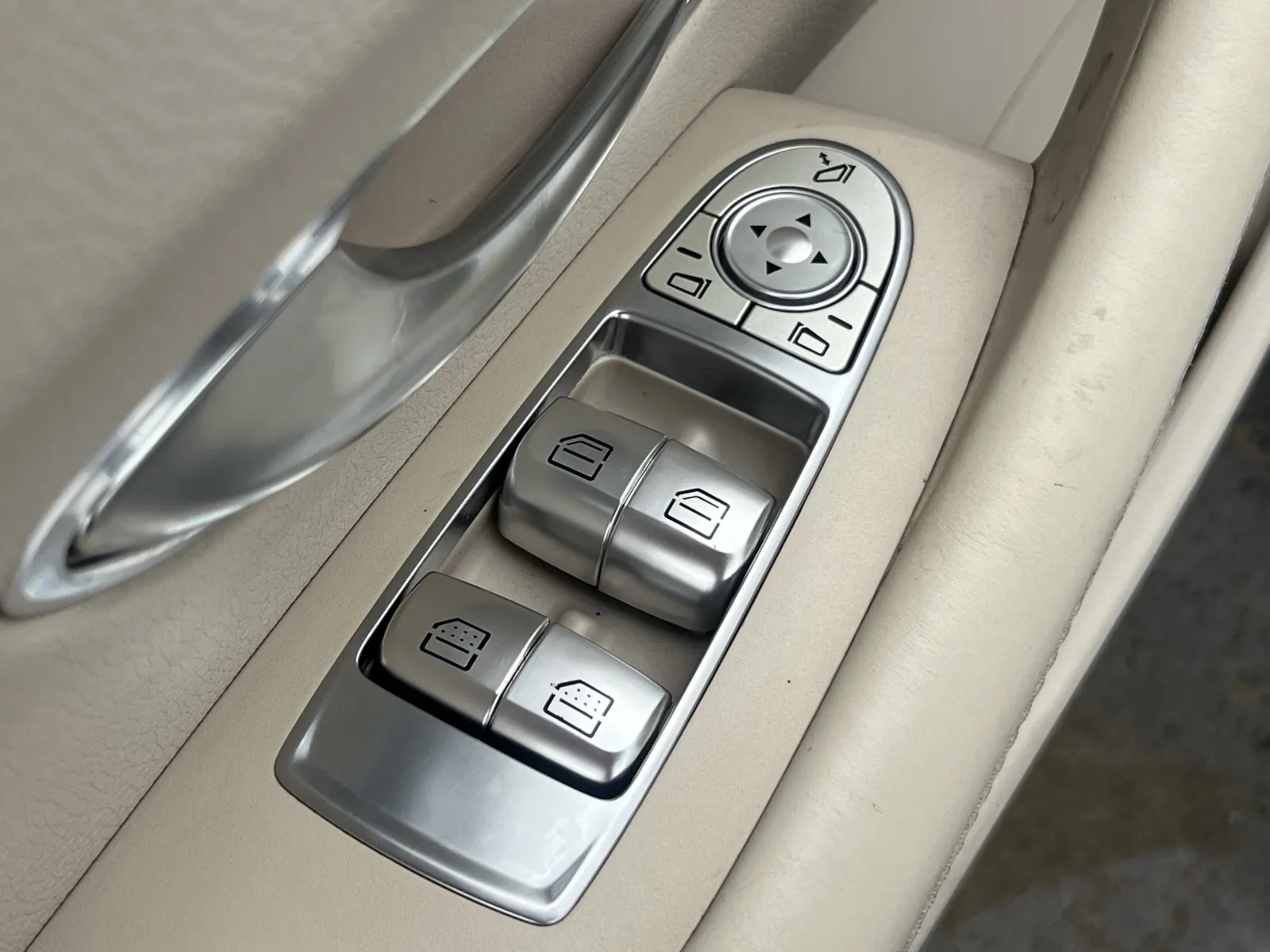 Mercedes-Benz E-Class photo 24