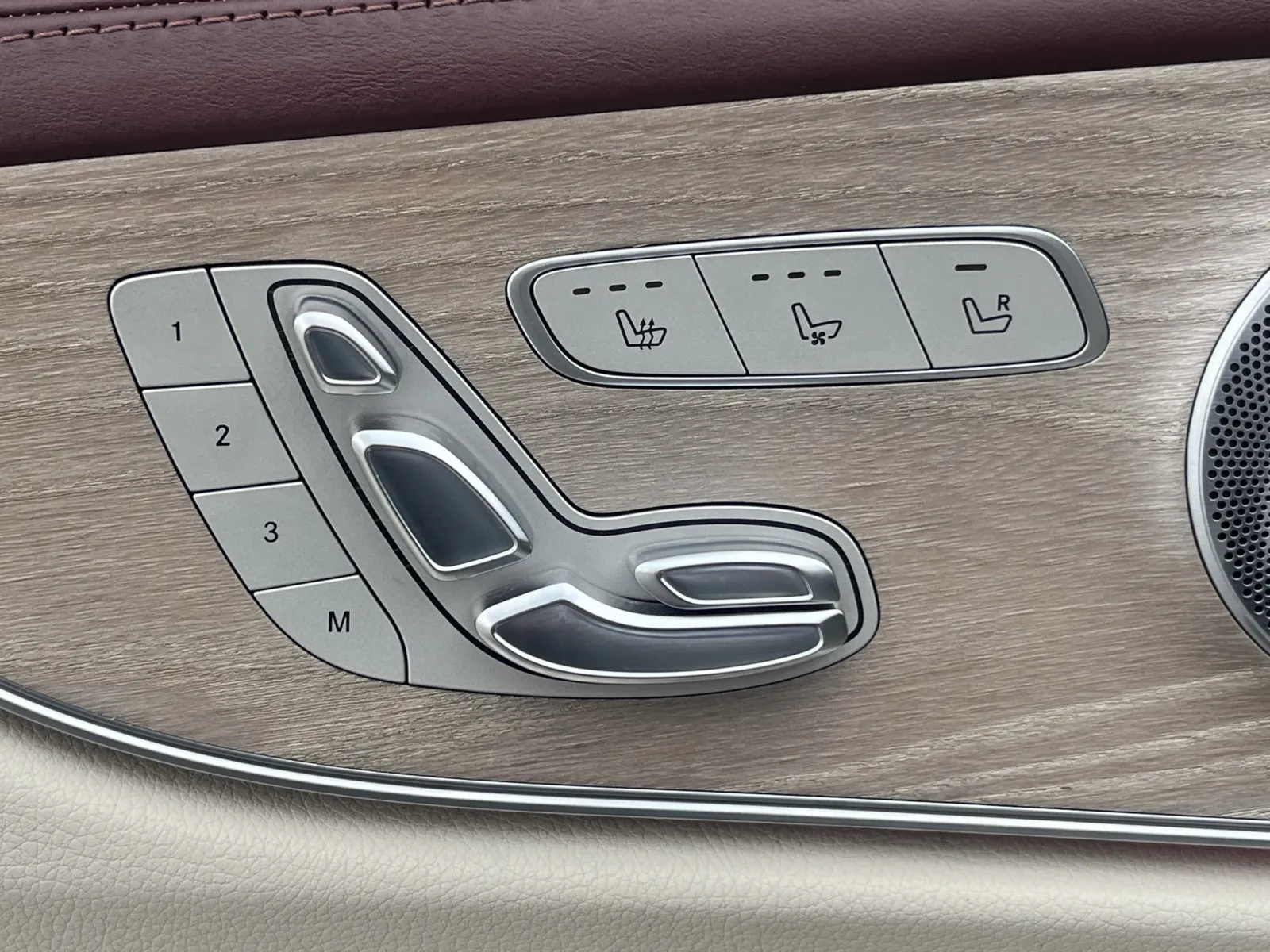 Mercedes-Benz E-Class photo 25