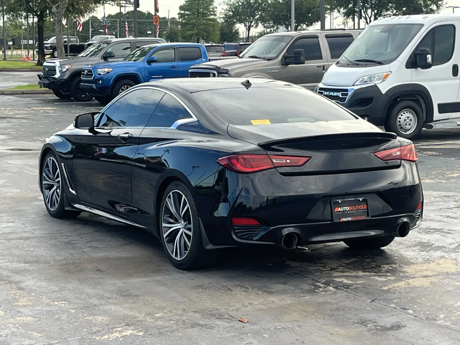 Infiniti Q60 photo 10