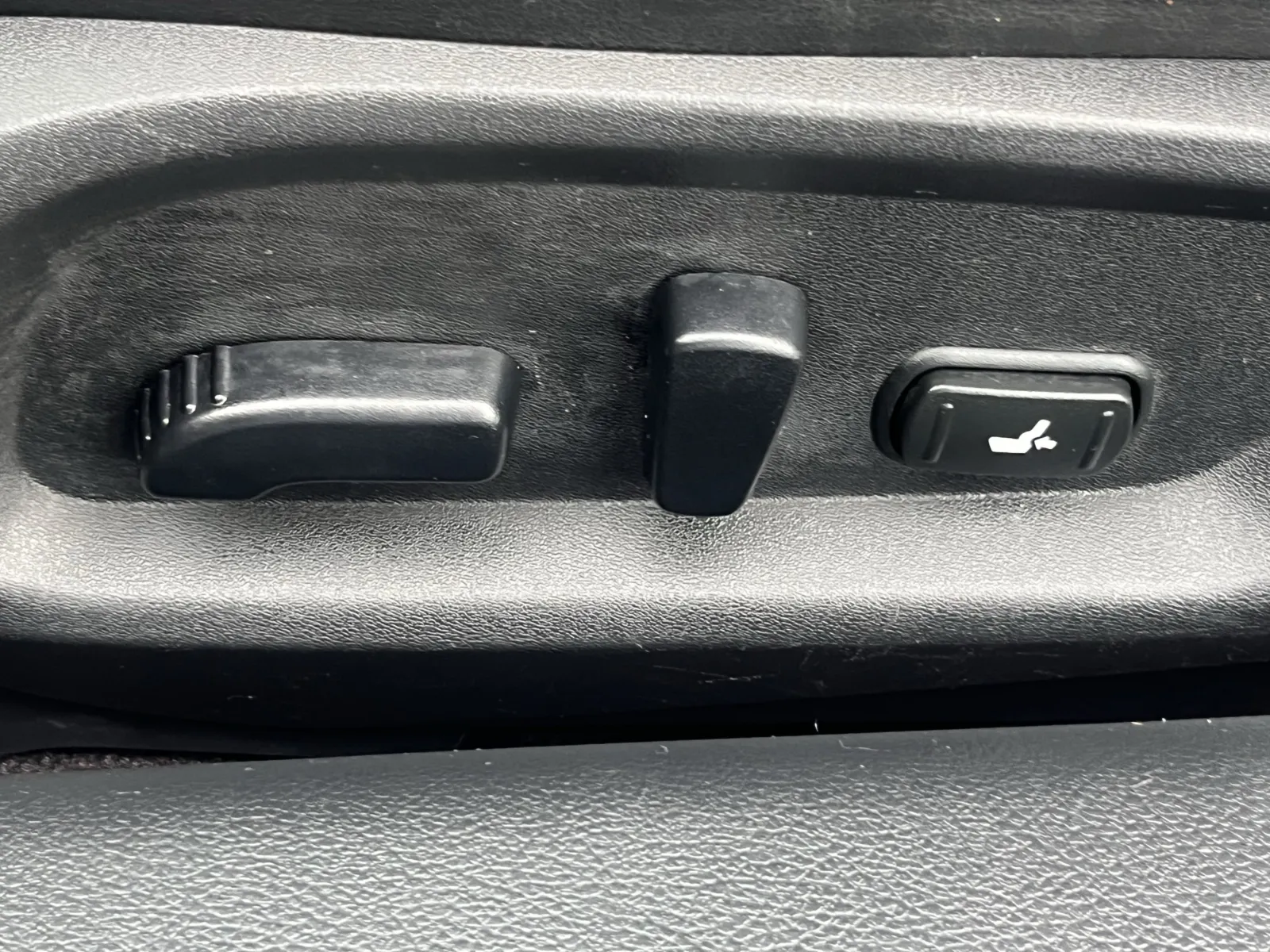 Infiniti Q60 photo 23