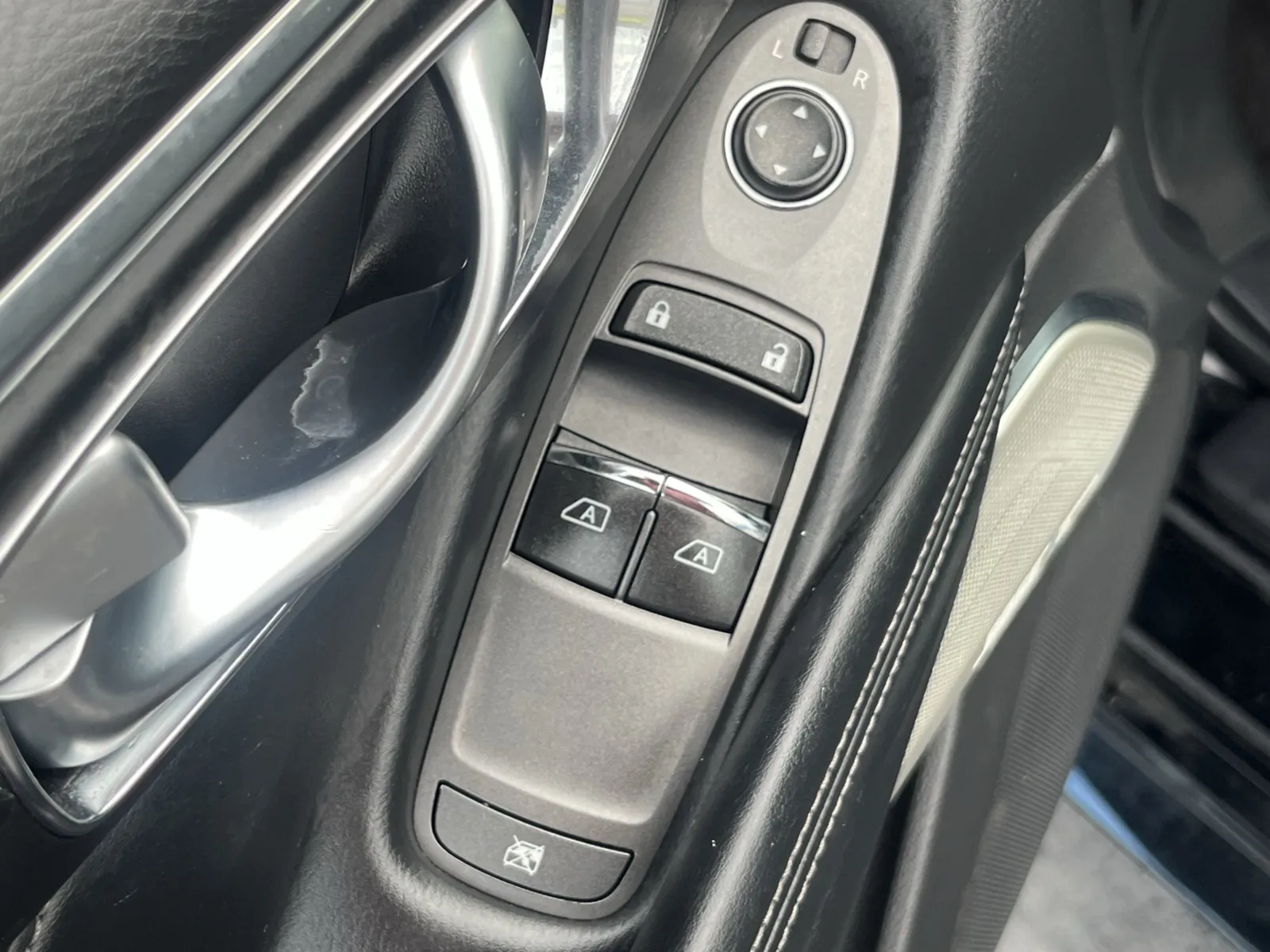 Infiniti Q60 photo 22