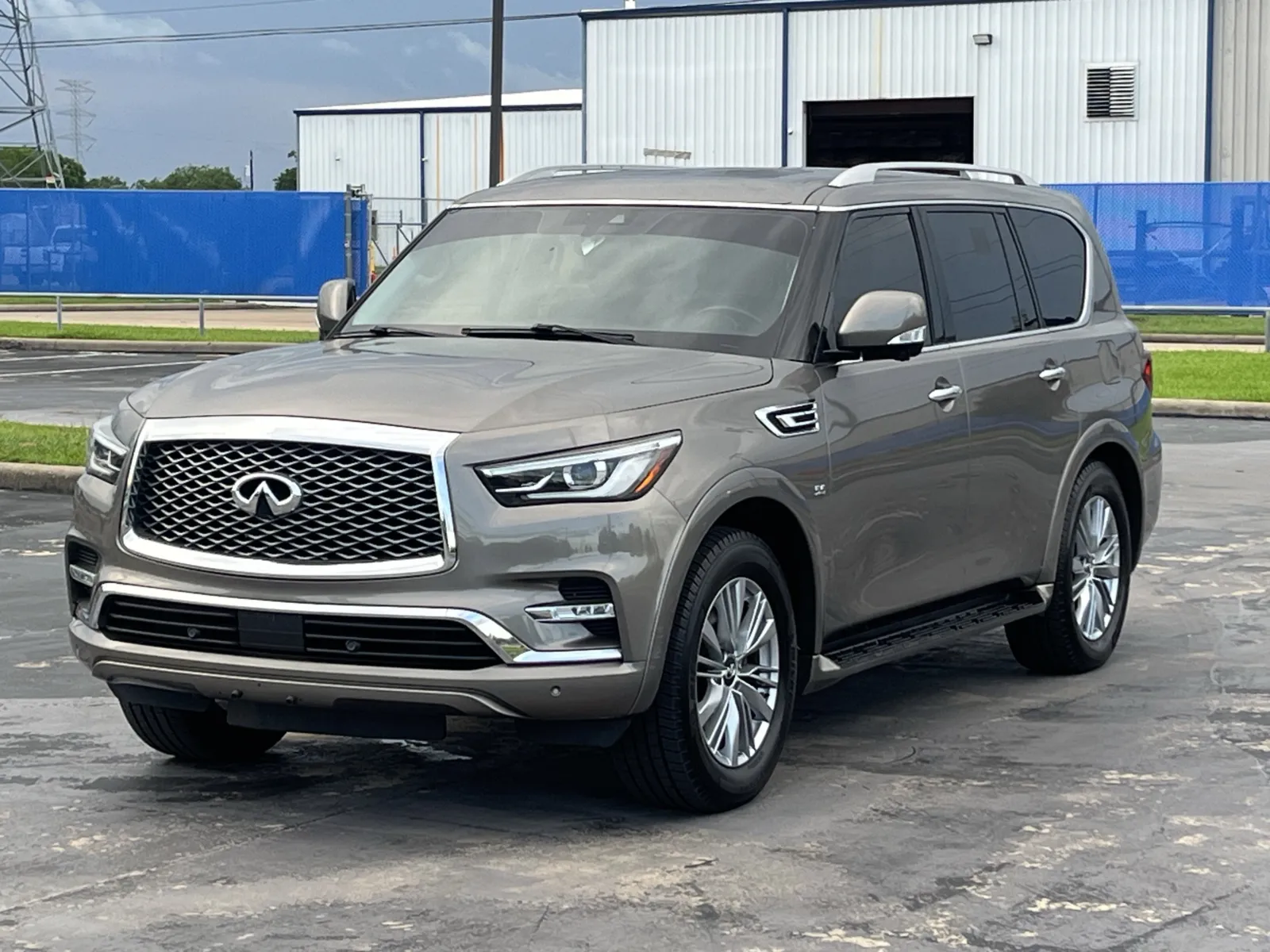 Infiniti QX80 photo 3