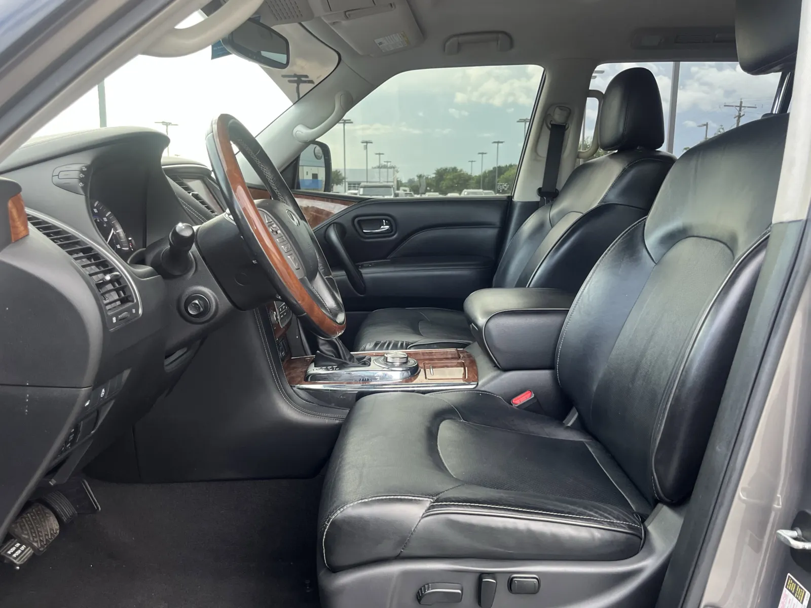 Infiniti QX80 photo 24
