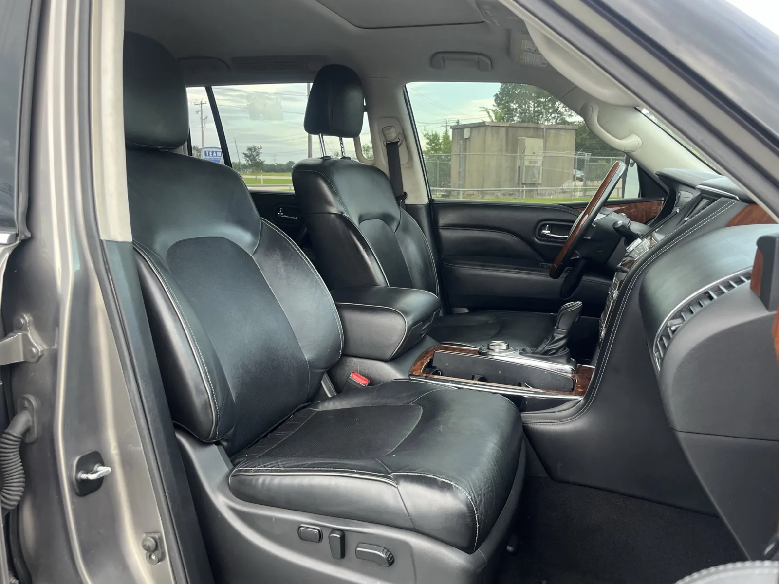 Infiniti QX80 photo 25