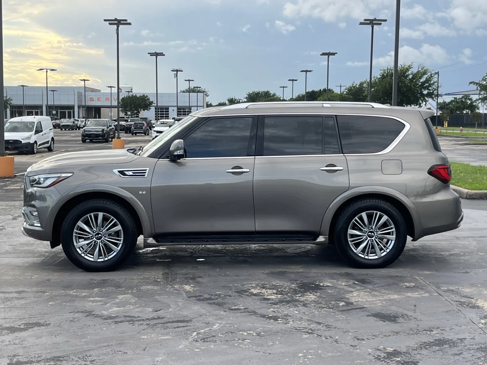 Infiniti QX80 photo 8