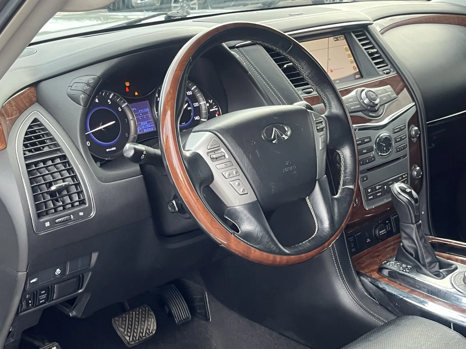 Infiniti QX80 photo 10