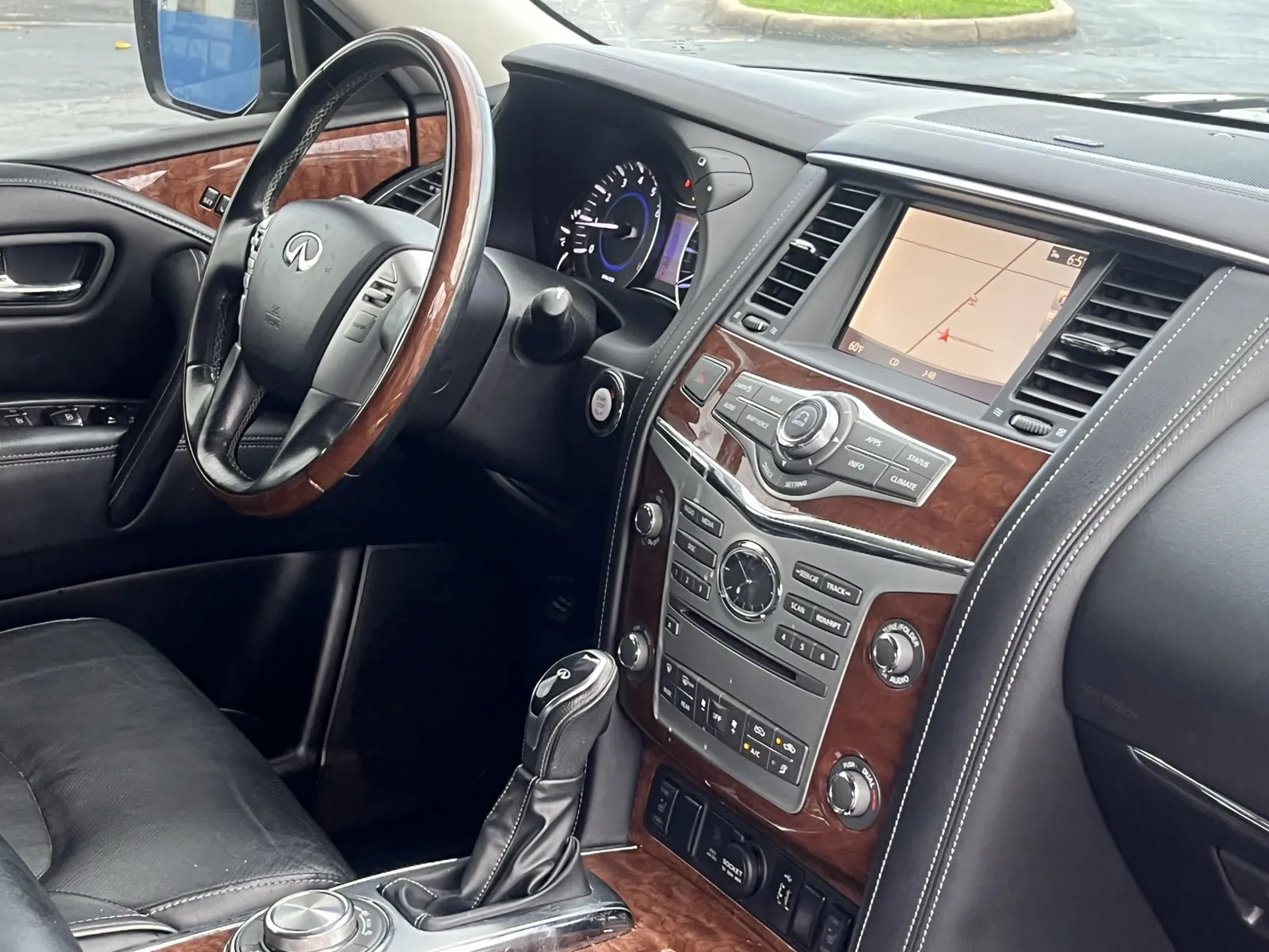 Infiniti QX80 photo 11
