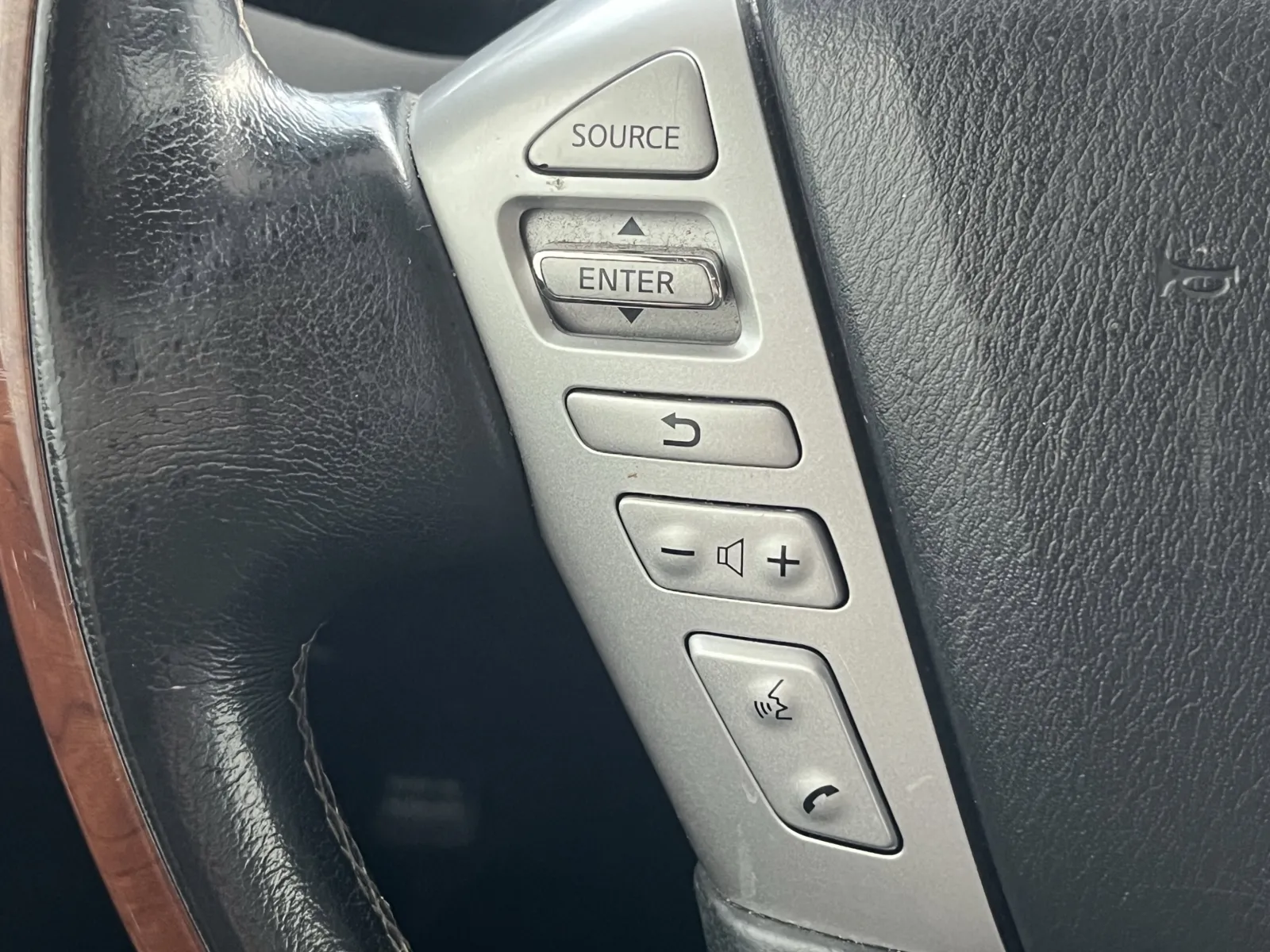 Infiniti QX80 photo 14