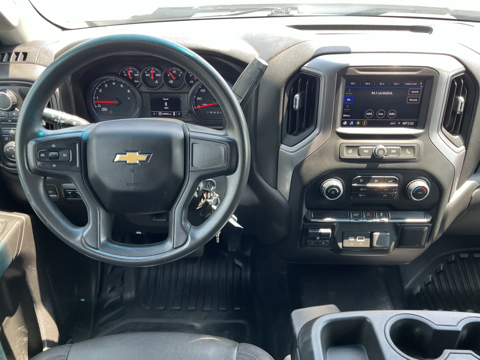 Chevrolet Silverado photo 13