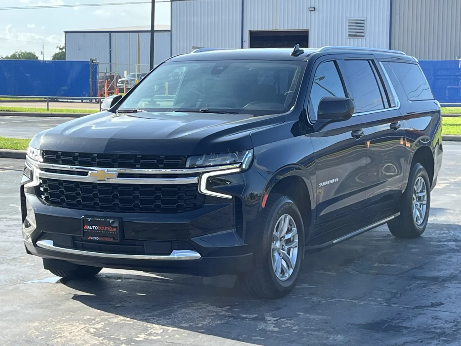 Chevrolet Suburban photo 3