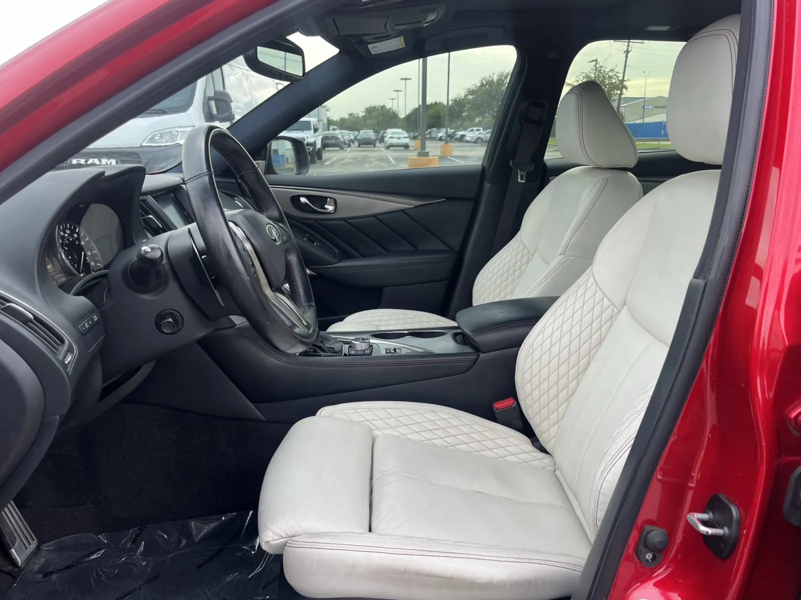 Infiniti Q50 photo 23