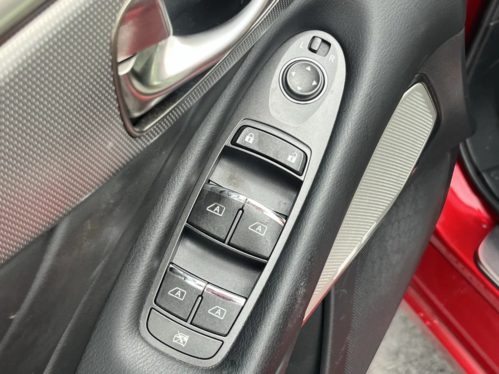 Infiniti Q50 photo 21