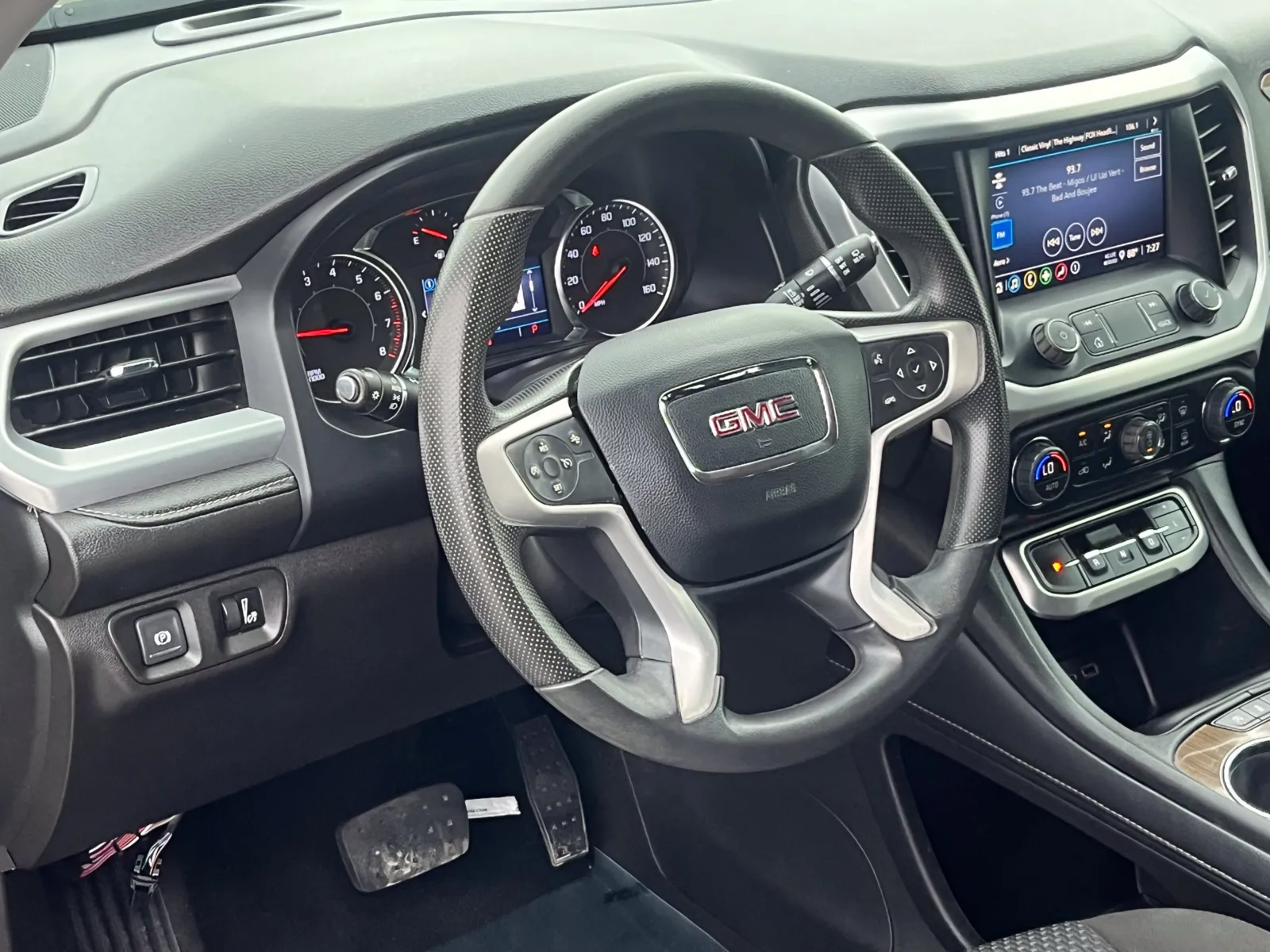 GMC Acadia photo 10