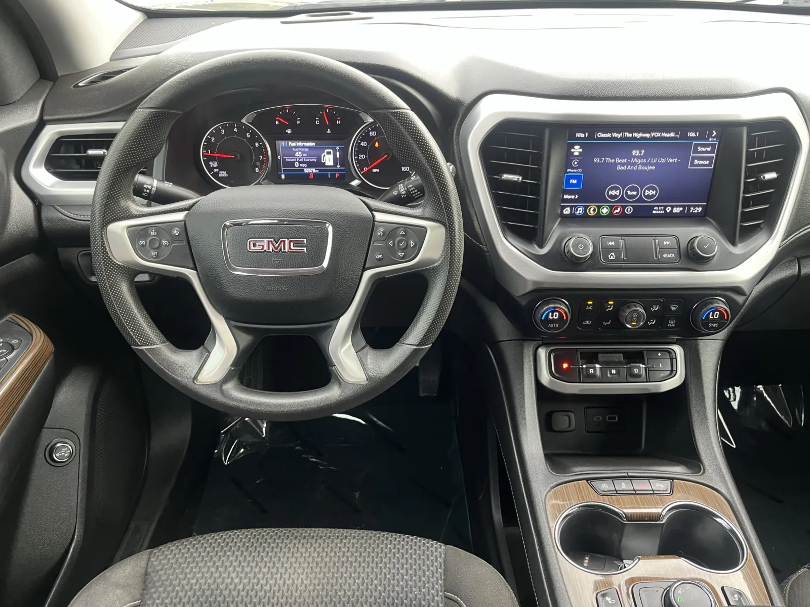 GMC Acadia photo 12
