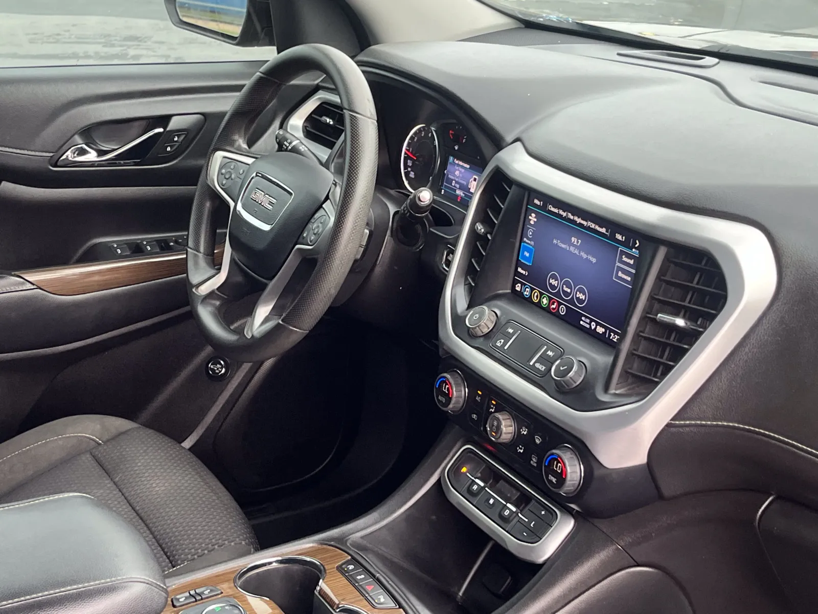 GMC Acadia photo 11
