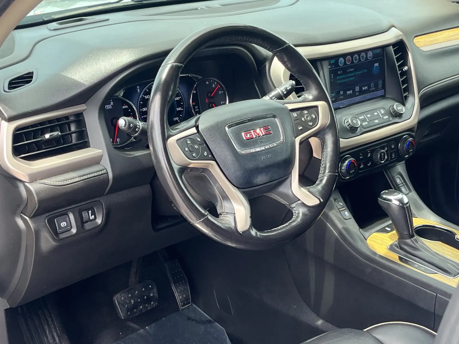GMC Acadia photo 12