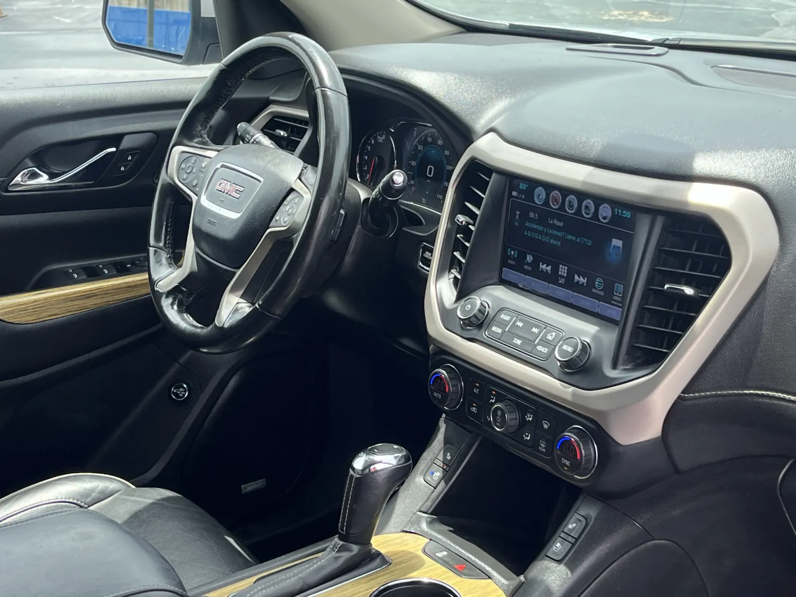 GMC Acadia photo 13