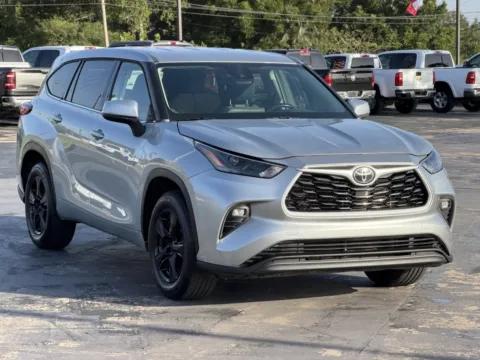 Photos of 2022 Toyota Highlander LE for sale in Alvin, TX at Auto Boutique Texas