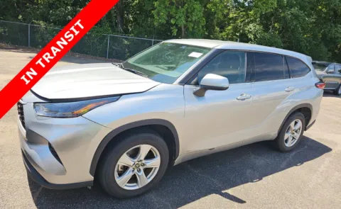 Silver 2022 Toyota Highlander LE for sale in Alvin, TX