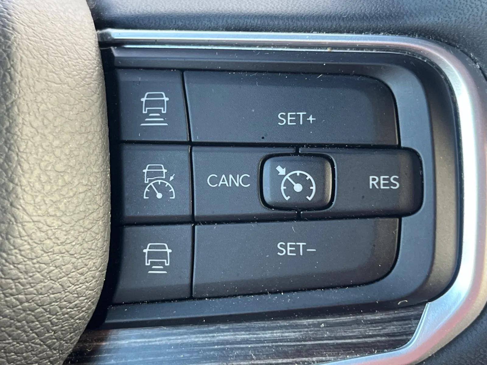 Jeep Wagoneer L photo 17
