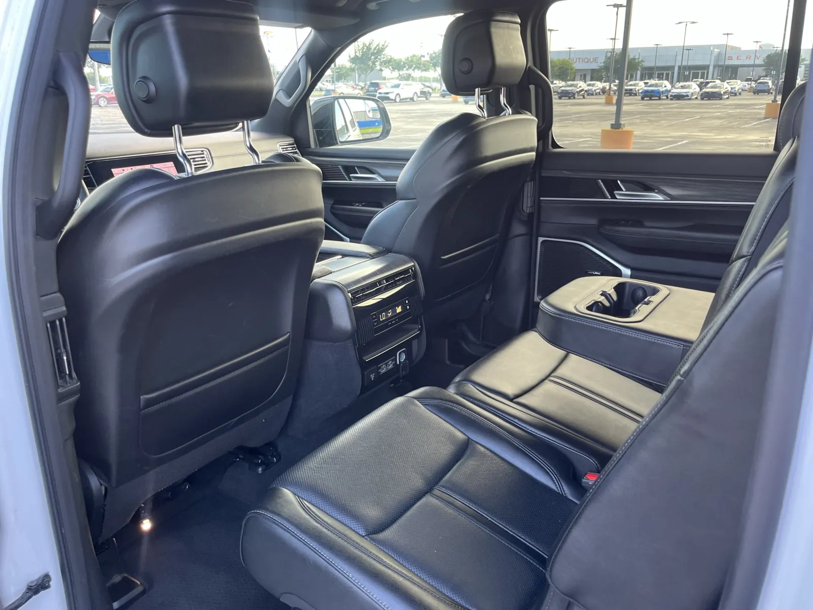 Jeep Wagoneer L photo 30