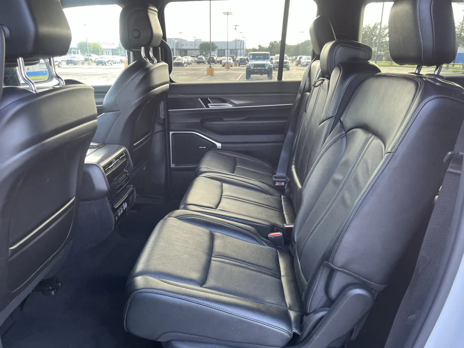 Jeep Wagoneer L photo 29