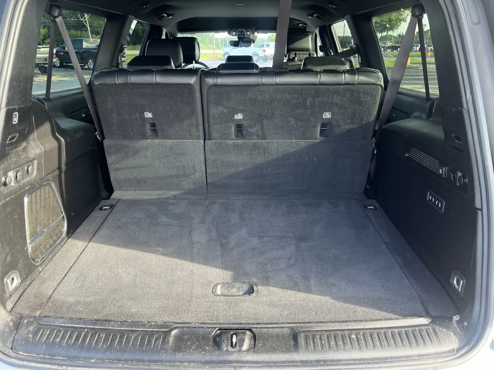Jeep Wagoneer L photo 10