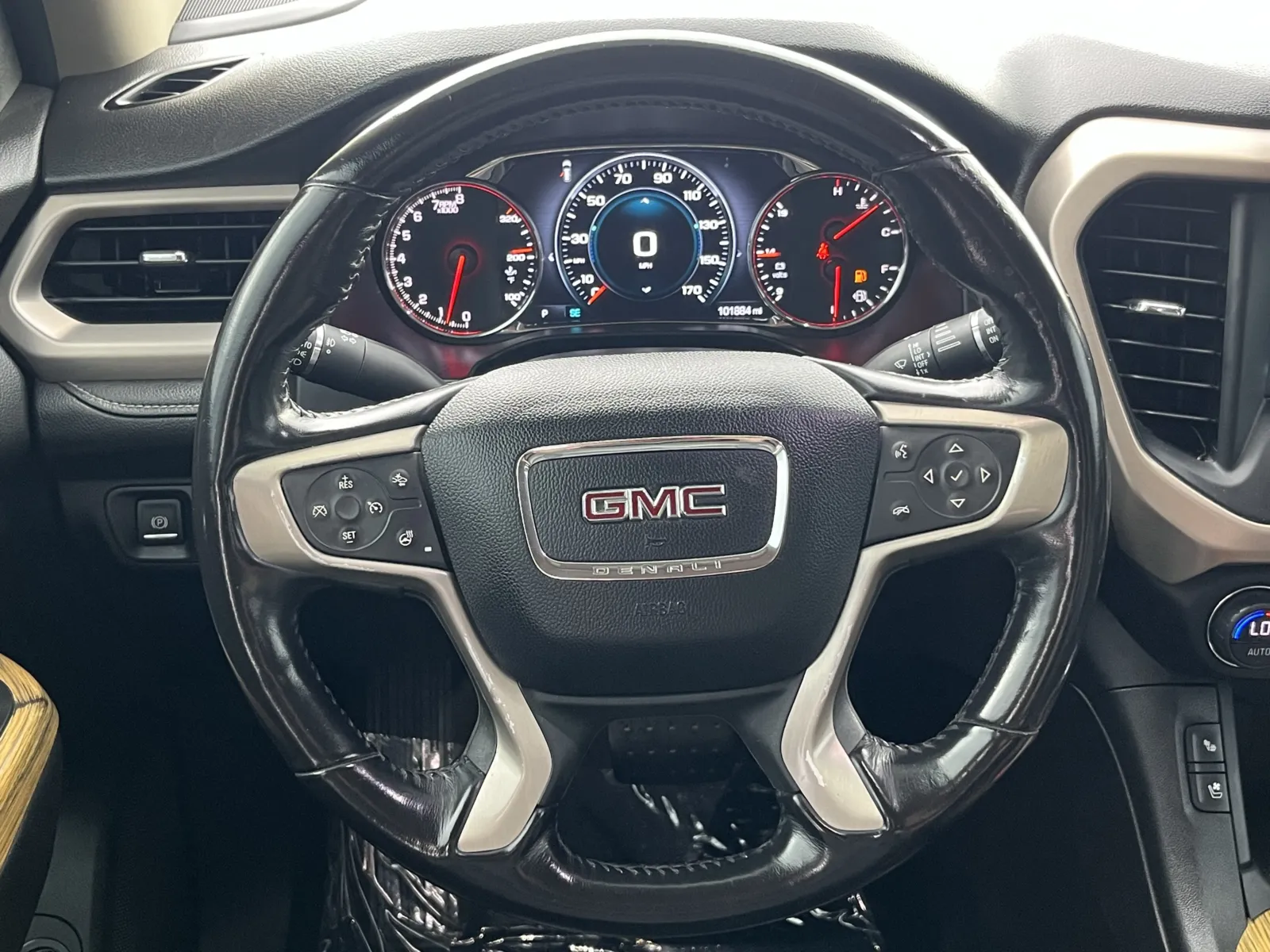 GMC Acadia photo 17