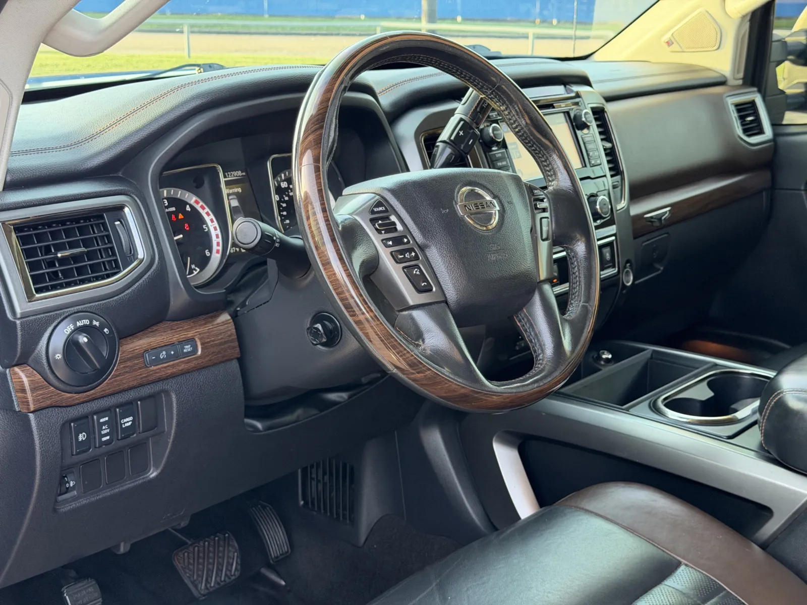 Nissan Titan photo 4