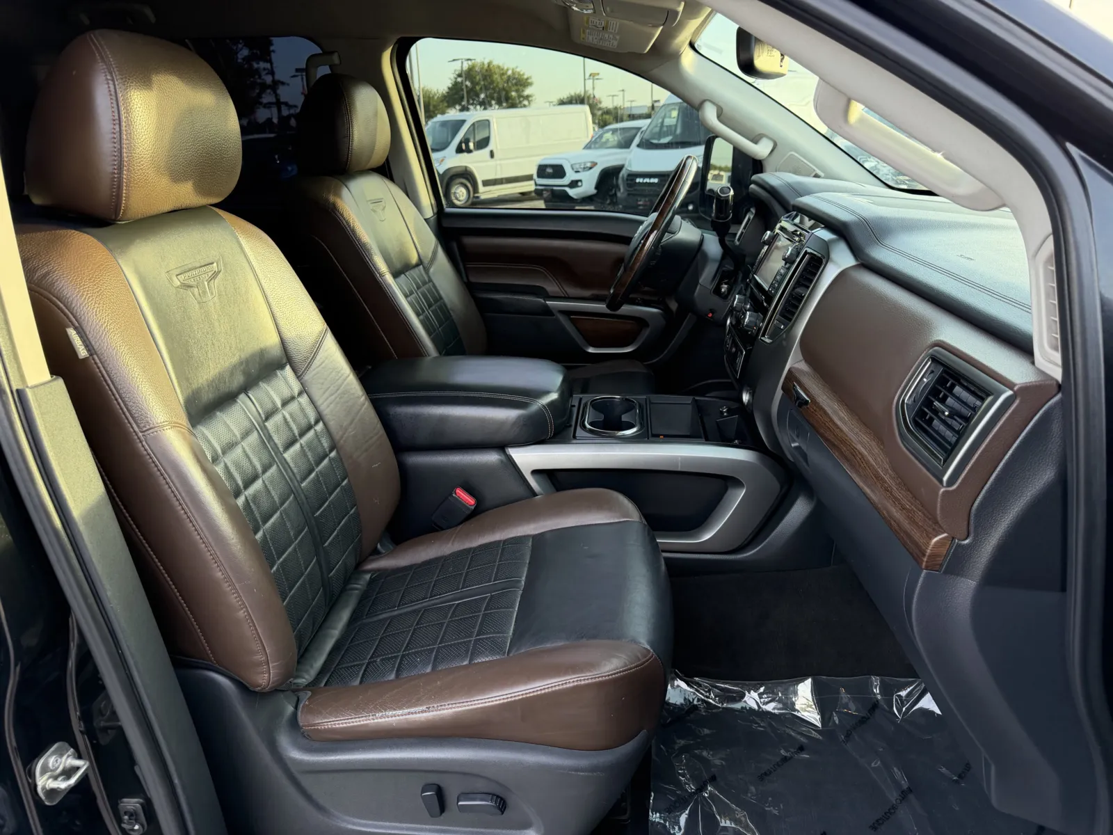 Nissan Titan photo 24