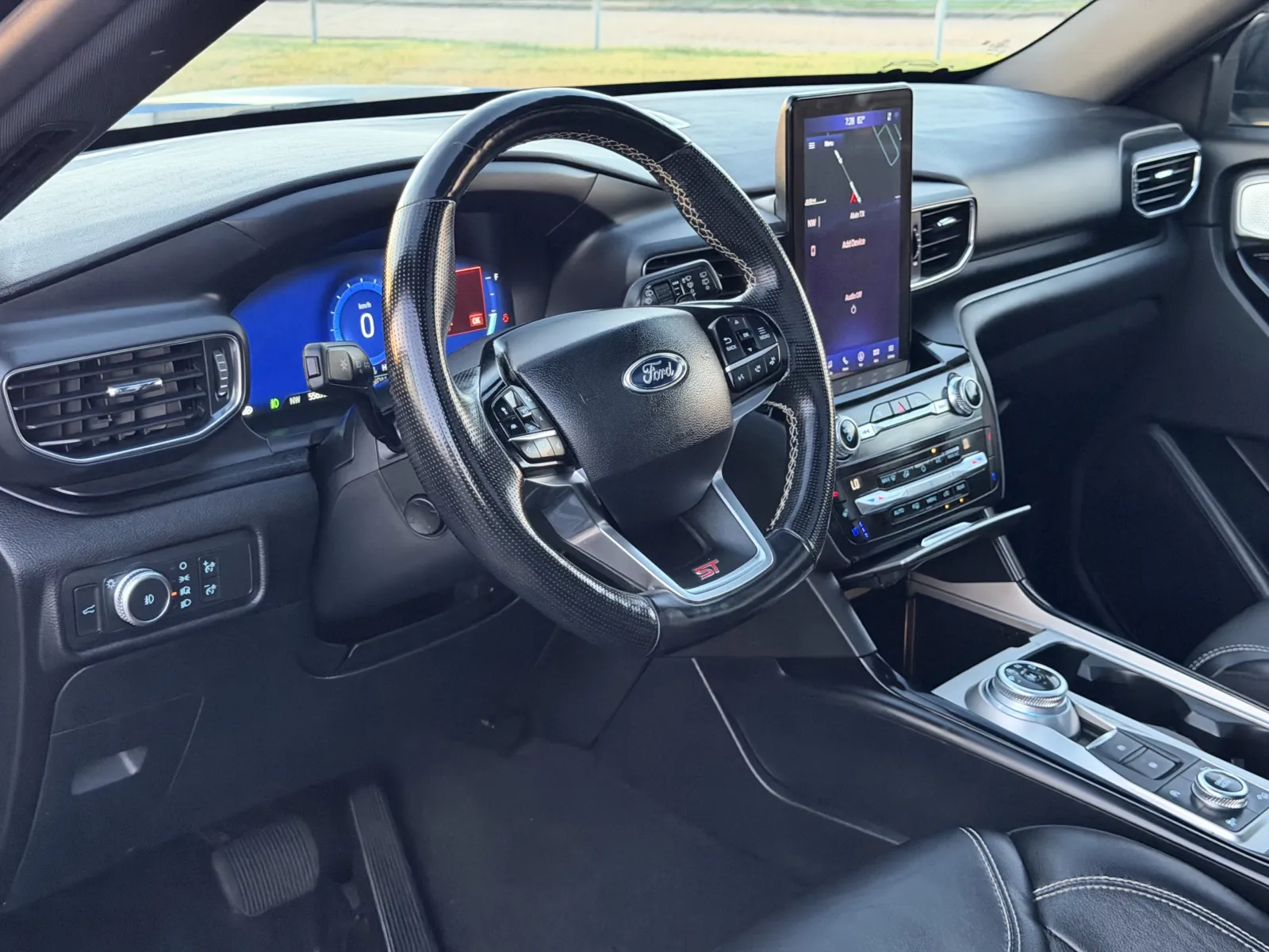 Ford Explorer photo 11