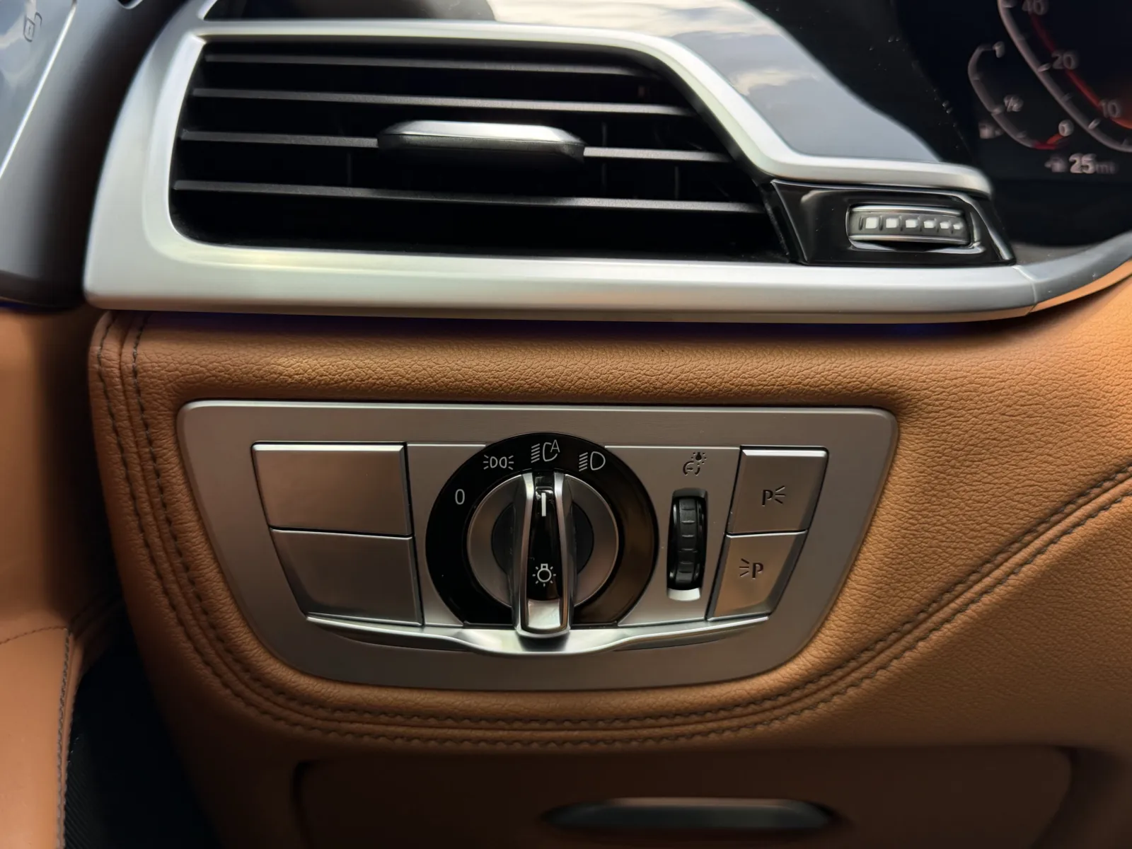 BMW 7 Series photo 37