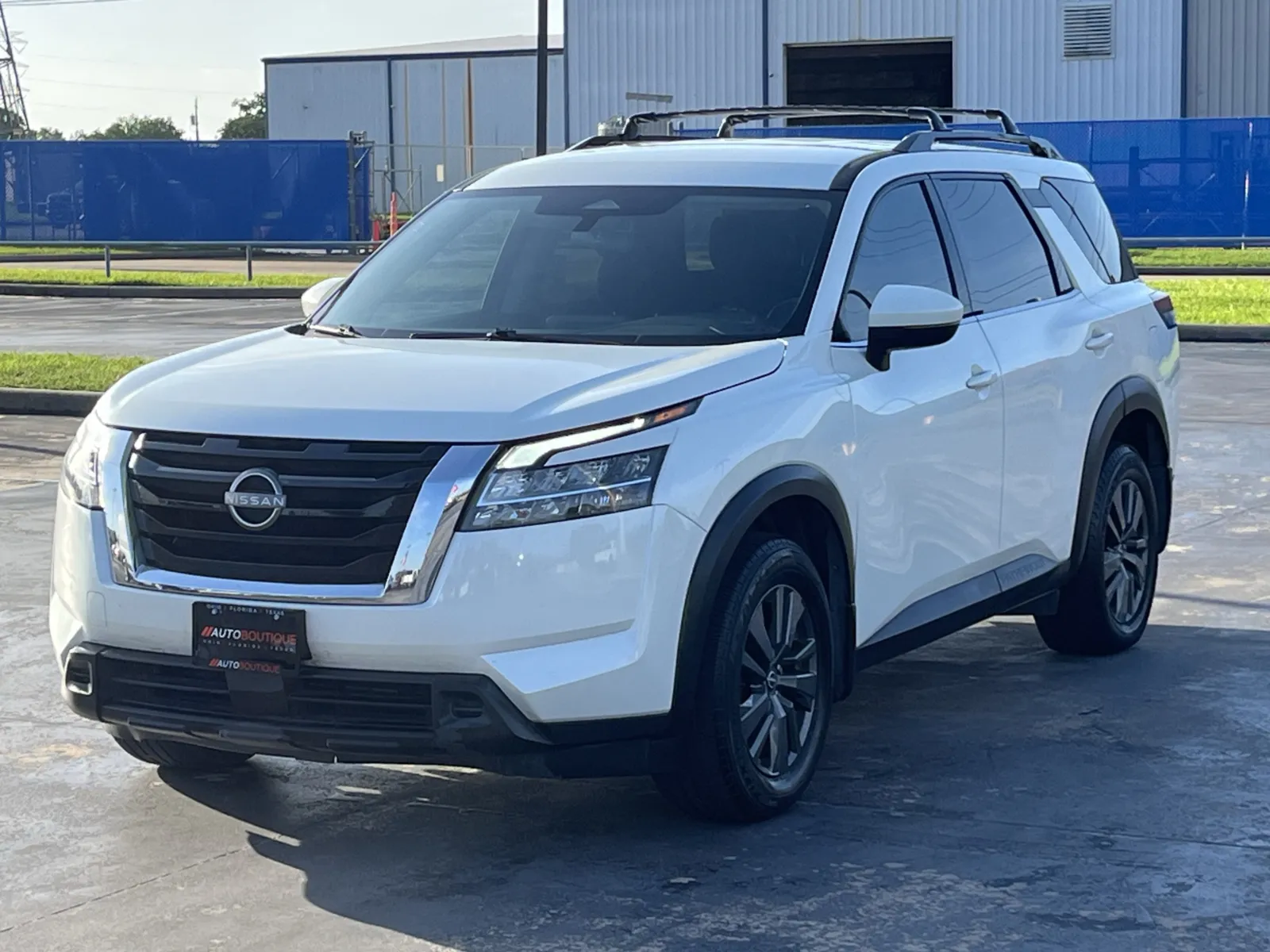 Nissan Pathfinder photo 3