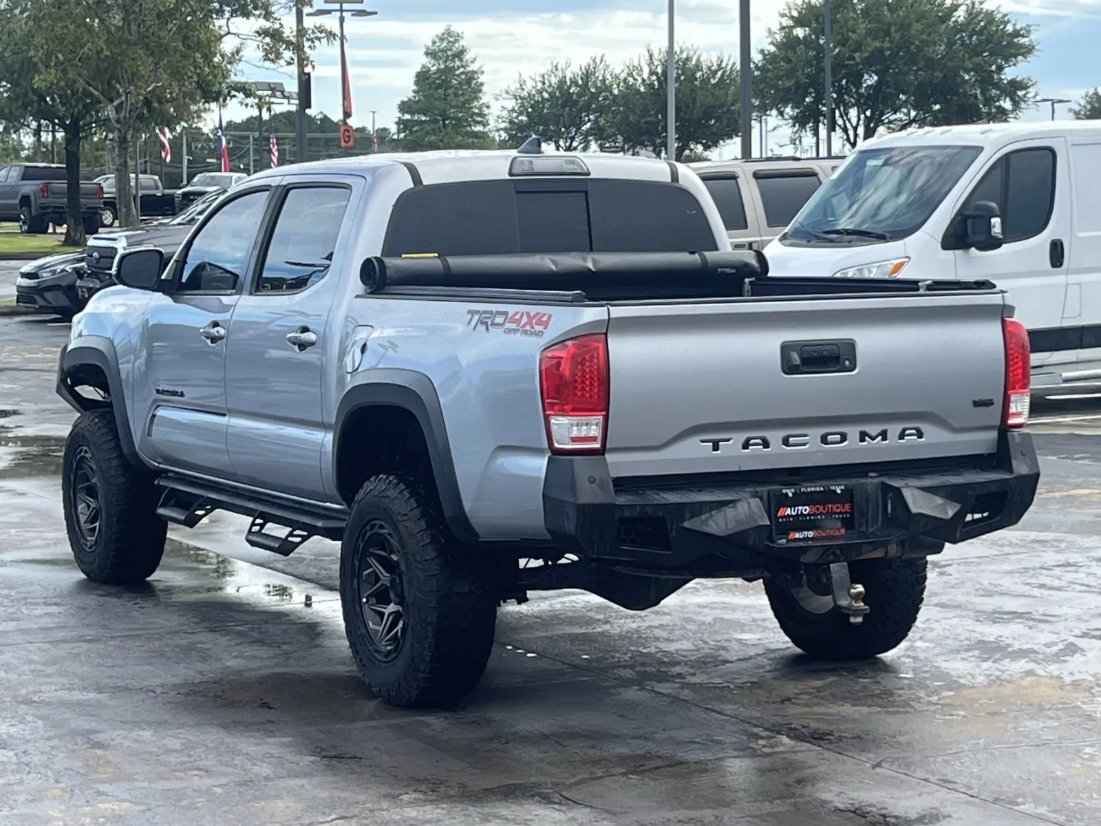 Toyota Tacoma photo 9
