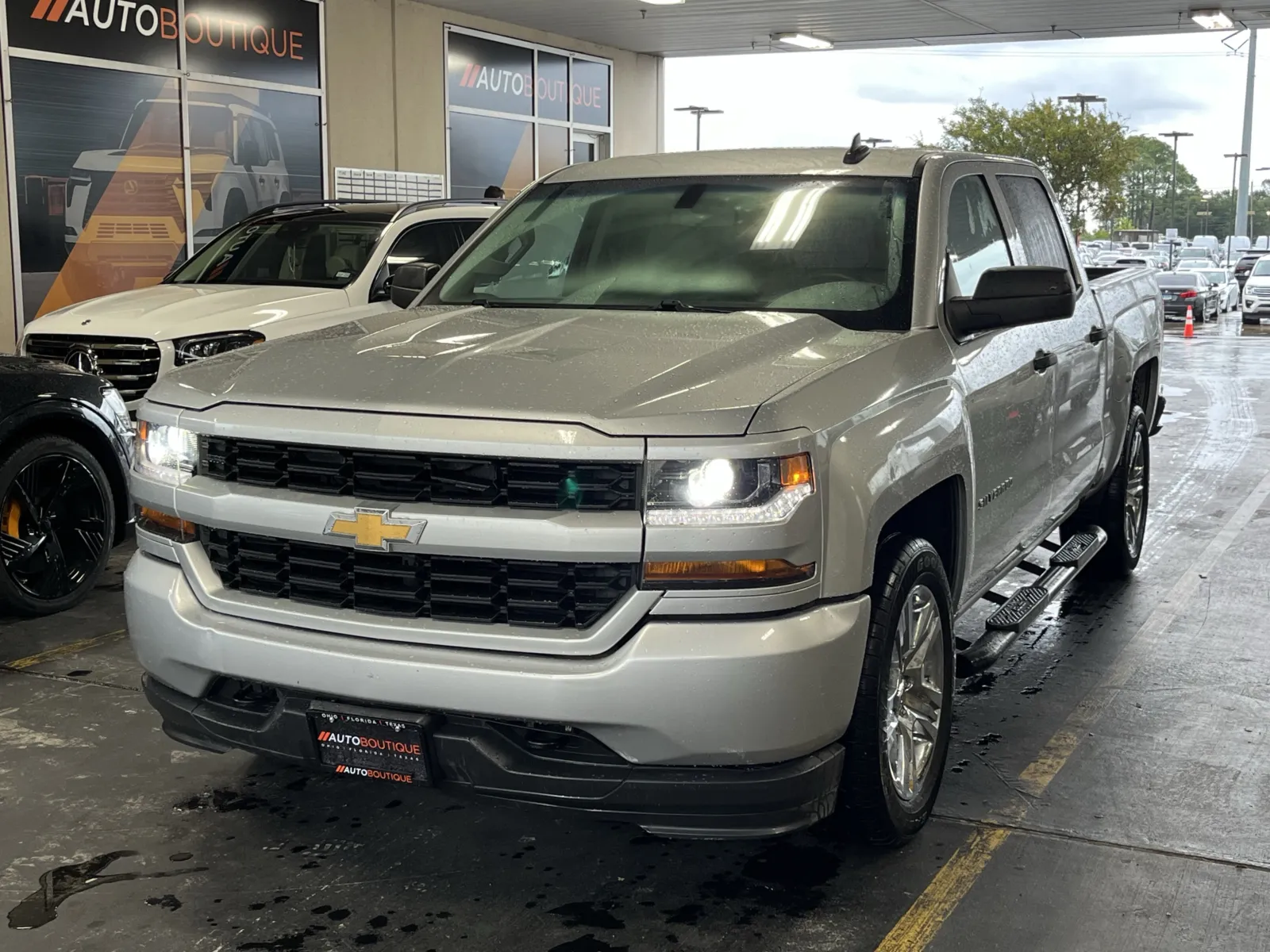 Chevrolet Silverado photo 3