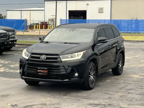 Photos of 2018 Toyota Highlander SE for sale in Alvin, TX at Auto Boutique Texas